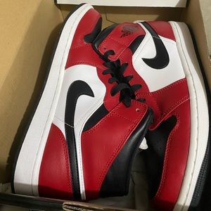 Jordan 1 Chicago black toe